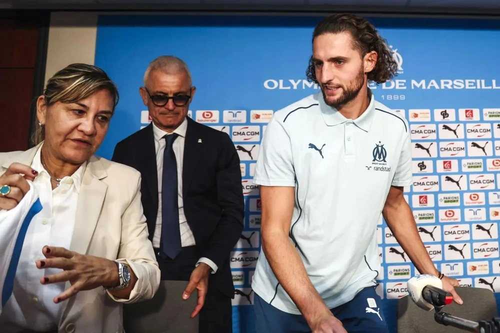 Rabiot trong ngày ký hợp đồng ra mắt Marseille